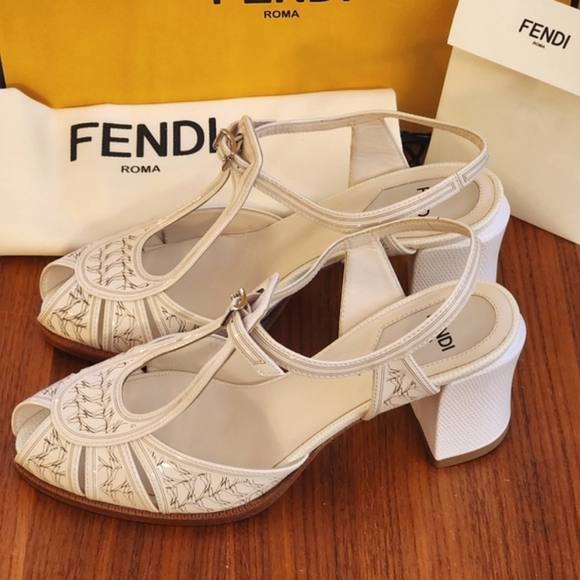 $890 Fendi Women's Sandals Block Heels Ivory Shoes